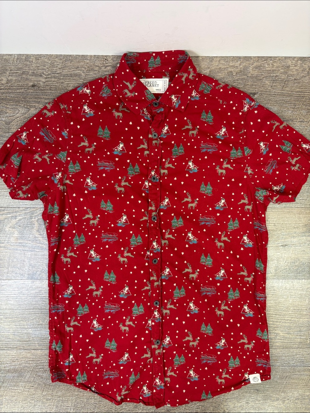 Free Planet Christmas Holiday Button-Up Shirt Santa Reindeer Print Men’s Small